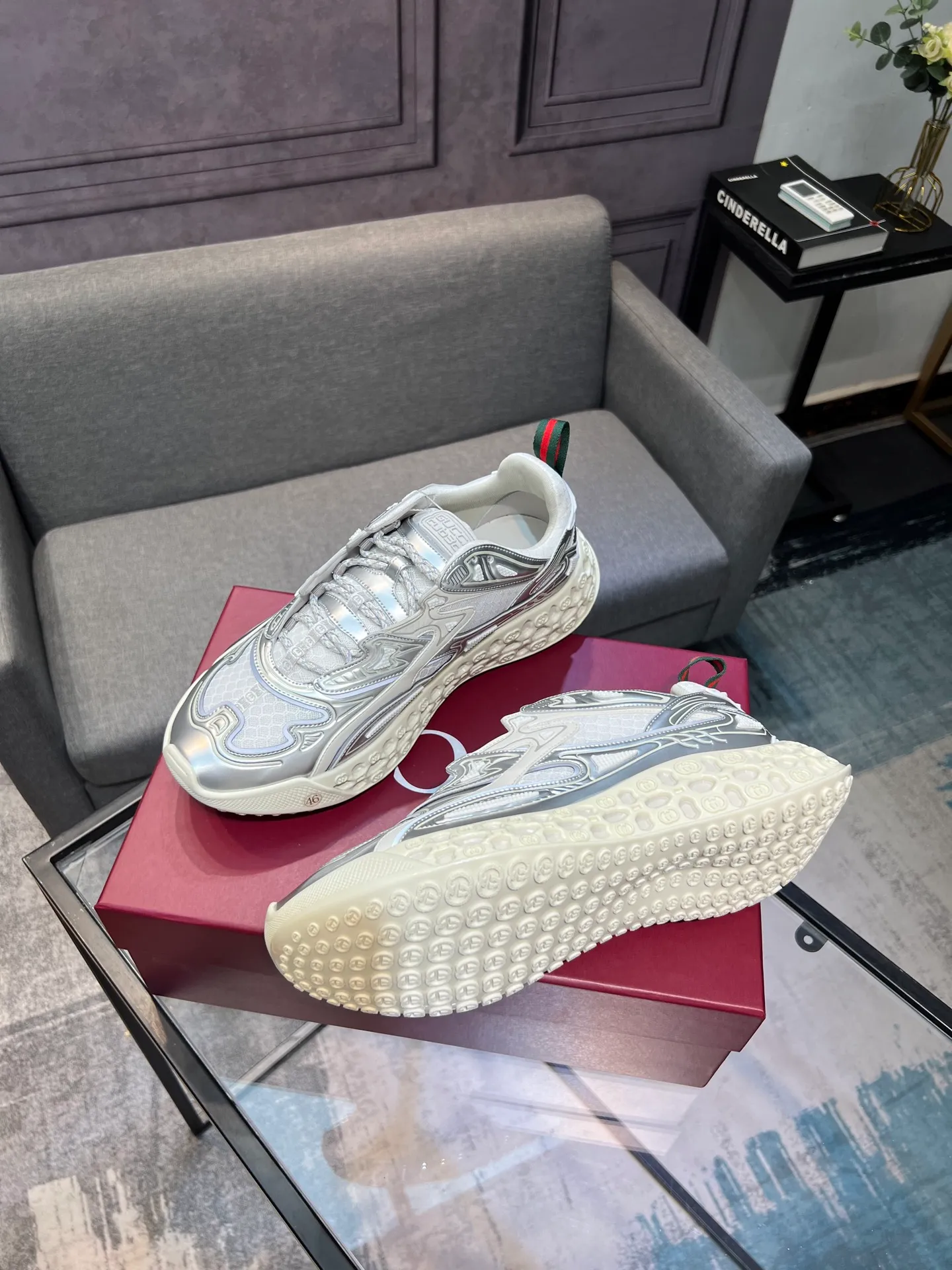 Men's Men's Shoes 💰900 Gucci Gucci 2.0 Sports Shoes Couple's Style Retro Casual Shoes Running Shoes Original Purchase, Development, Production Gucci 2.0 Sports Shoes reinterpret the brand's iconic striped webbing elements. This sneaker reinterprets the iconic details, using thick EVA soles with a smart silhouette, bringing a stable and comfortable wearing experience. Exquisite packaging at the delivery counter. Fabric: original imported cowhide + technical fabrics. Lining: original imported breathable mesh. Sole: original molded ultra-light foam rubber. Bottom thickness: 4CM. Size: 35-40 for women / 39-45 for men.